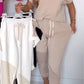 Tweedelige outfits voor dames: casual T-shirt en cropped joggingbroek