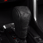 🚗 50% KORTING! 🧵 Versnellingspookhoes – Van geperforeerd PU-leer, met drielaagse bescherming & universele pasvorm – Stijl en comfort voor het interieur van je auto 🛡️