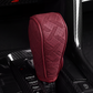 🚗 50% KORTING! 🧵 Versnellingspookhoes – Van geperforeerd PU-leer, met drielaagse bescherming & universele pasvorm – Stijl en comfort voor het interieur van je auto 🛡️