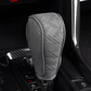 🚗 50% KORTING! 🧵 Versnellingspookhoes – Van geperforeerd PU-leer, met drielaagse bescherming & universele pasvorm – Stijl en comfort voor het interieur van je auto 🛡️