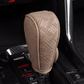 🚗 50% KORTING! 🧵 Versnellingspookhoes – Van geperforeerd PU-leer, met drielaagse bescherming & universele pasvorm – Stijl en comfort voor het interieur van je auto 🛡️