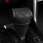 🚗 50% KORTING! 🧵 Versnellingspookhoes – Van geperforeerd PU-leer, met drielaagse bescherming & universele pasvorm – Stijl en comfort voor het interieur van je auto 🛡️