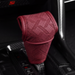 🚗 50% KORTING! 🧵 Versnellingspookhoes – Van geperforeerd PU-leer, met drielaagse bescherming & universele pasvorm – Stijl en comfort voor het interieur van je auto 🛡️