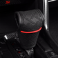 🚗 50% KORTING! 🧵 Versnellingspookhoes – Van geperforeerd PU-leer, met drielaagse bescherming & universele pasvorm – Stijl en comfort voor het interieur van je auto 🛡️
