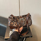 🐆 -50% ! 🤎 Sac à Bandoulière Rétro Imprimé Léopard pour Femme – Suédine Synthétique + PU – Style Vintage & Croisé pour Urbaine Chic 👜
