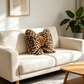 💋🐆 Luipaardprint Strikje Sierkussen – Wilde print, elegante afwerking, het perfecte decoratie-accessoire voor een chic Parijs interieur, tussen durf en vrouwelijkheid 🖤🎀
