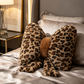 💋🐆 Luipaardprint Strikje Sierkussen – Wilde print, elegante afwerking, het perfecte decoratie-accessoire voor een chic Parijs interieur, tussen durf en vrouwelijkheid 🖤🎀
