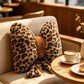 💋🐆 Luipaardprint Strikje Sierkussen – Wilde print, elegante afwerking, het perfecte decoratie-accessoire voor een chic Parijs interieur, tussen durf en vrouwelijkheid 🖤🎀